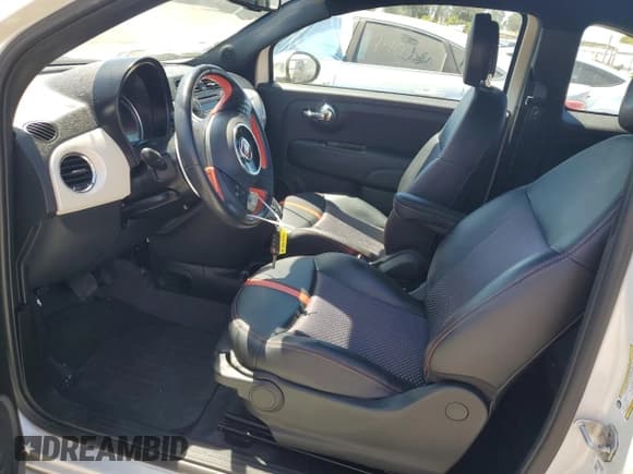 ✅ 2013 FIAT 500e • VIN: 3C3CFFGE3DT684345 • Lot: 64404195. Wystawiony na Copart z przebiegiem 10 685 mil. Bezpłatny archiwum sprzedaży aukcyjnych z USA i szczegółowy raport historii pojazdu na DreamBid. Zdjęcie 7.