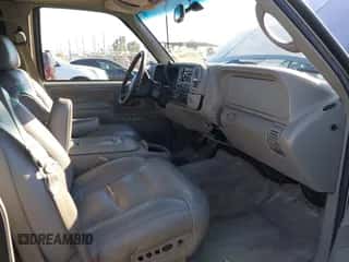 1999 Chevrolet Suburban z VIN 1GNFK16R9XJ318663, wystawiony jako IAAI lot #43358644 z przebiegiem 197 845 mil mil oraz . Historia ofert i sprzedaży dostępna na DreamBid. Obrazek 5.