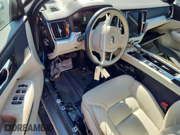 ✅ 2020 Volvo V60 • VIN: YV4102WK5L1042328 • Лот: 65418255. Опубликован ранее на Copart с пробегом 94 817 миль. Бесплатный доступ к архиву аукционных продаж из США и подробный отчёт об истории автомобиля на DreamBid. Изображение 8.