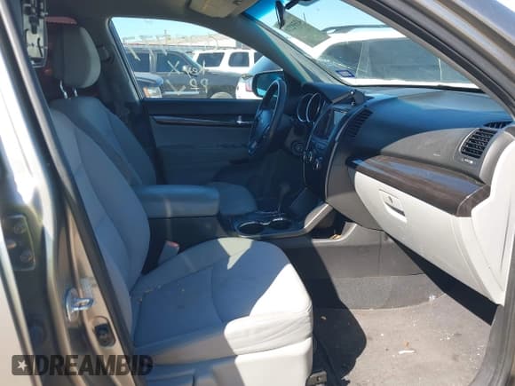 ✅ 2011 Kia Sorento LX • VIN: 5XYKT3A18BG035777 • Lot: 43592238. Wystawiony na IAAI z przebiegiem 189 418 mil. Bezpłatny archiwum sprzedaży aukcyjnych z USA i szczegółowy raport historii pojazdu na DreamBid. Zdjęcie 5.