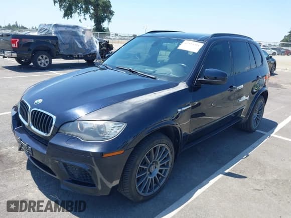 ✅ 2013 BMW X5 M • VIN: 5YMGY0C51DLL15903 • Лот: 42455351. Опубликован ранее на IAAI с пробегом 134 710 миль. Бесплатный доступ к архиву аукционных продаж из США и подробный отчёт об истории автомобиля на DreamBid. Изображение 2.