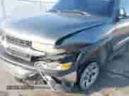 2002 Chevrolet Silverado 1500 LS z VIN 1GCEK14T12E143281, wystawiony jako IAAI lot #43197831 z przebiegiem 241 904 mil mil oraz . Historia ofert i sprzedaży dostępna na DreamBid. Obrazek 6.