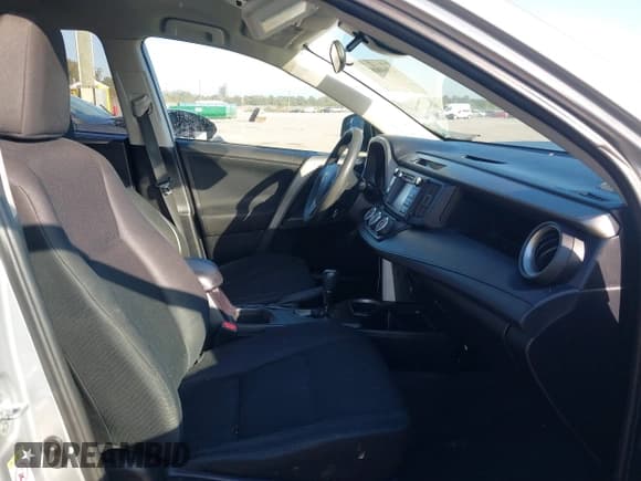 ✅ 2017 Toyota RAV4 LE • VIN: 2T3ZFREV5HW328178 • Lot: 43690827. Wystawiony na IAAI z przebiegiem 169 536 mil. Bezpłatny archiwum sprzedaży aukcyjnych z USA i szczegółowy raport historii pojazdu na DreamBid. Zdjęcie 5.