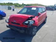 ✅ 2013 Kia Soul • VIN: KNDJT2A55D7593143 • Lot: 43486128. Wystawiony na IAAI z przebiegiem 128 286 mil. Bezpłatny archiwum sprzedaży aukcyjnych z USA i szczegółowy raport historii pojazdu na DreamBid. Zdjęcie 2.