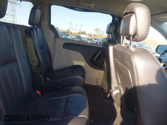 ✅ 2015 Chrysler Town & Country Touring • VIN: 2C4RC1BG7FR698443 • Lot: 43781424. Wystawiony na IAAI z przebiegiem 63 097 mil. Bezpłatny archiwum sprzedaży aukcyjnych z USA i szczegółowy raport historii pojazdu na DreamBid. Zdjęcie 8.