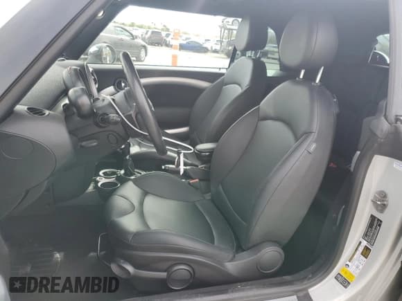 ✅ 2014 MINI Convertible S • VIN: WMWZP3C53ET707205 • Lot: 52179175. Wystawiony na Copart z przebiegiem 101 209 mil. Bezpłatny archiwum sprzedaży aukcyjnych z USA i szczegółowy raport historii pojazdu na DreamBid. Zdjęcie 7.