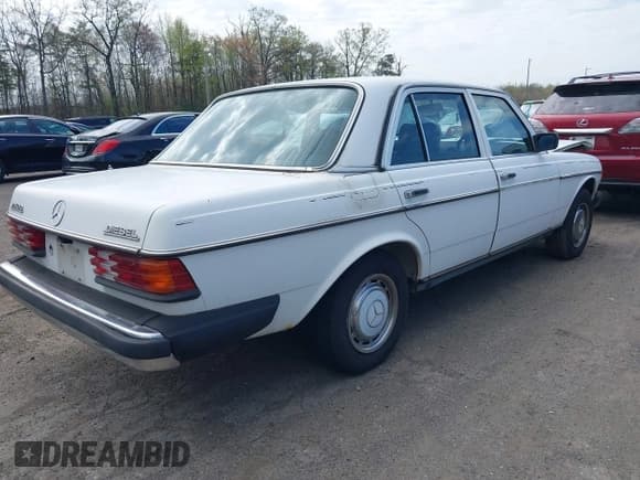 ✅ 1983 Mercedes-Benz 240 • VIN: WDBAB23A6DB379187 • Lot: 42003675. Wystawiony na IAAI z przebiegiem 61 941 mil. Bezpłatny archiwum sprzedaży aukcyjnych z USA i szczegółowy raport historii pojazdu na DreamBid. Zdjęcie 4.
