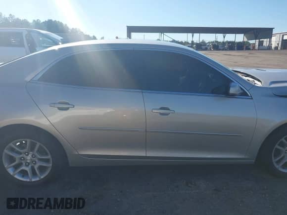 2015 Chevrolet Malibu LT z VIN 1G11C5SL8FF261312, wystawiony jako IAAI lot #43318360 z przebiegiem 294 932 mil mil oraz . Historia ofert i sprzedaży dostępna na DreamBid. Obrazek 13.