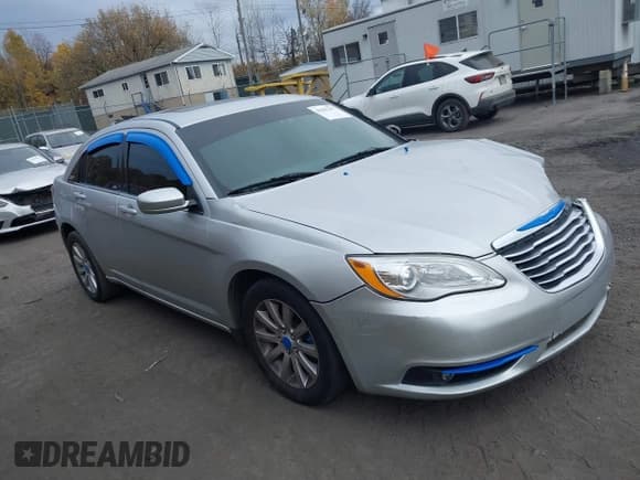 ✅ 2012 Chrysler 200 Touring • VIN: 1C3CCBBB1CN300785 • Lot: 43557217. Wystawiony na IAAI z przebiegiem 152 249 mil. Bezpłatny archiwum sprzedaży aukcyjnych z USA i szczegółowy raport historii pojazdu na DreamBid. Zdjęcie 1.