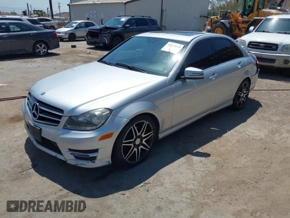 ✅ 2014 Mercedes-Benz C 250 Sport • VIN: WDDGF4HB5ER307781 • Lot: 42223138. Wystawiony na IAAI z przebiegiem 186 457 mil. Bezpłatny archiwum sprzedaży aukcyjnych z USA i szczegółowy raport historii pojazdu na DreamBid. Zdjęcie 19.