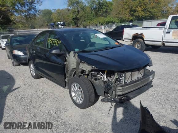 2018 Chevrolet Sonic LT z VIN 1G1JD5SH2J4118384, wystawiony jako IAAI lot #43479619 z przebiegiem 71 149 mil mil oraz . Historia ofert i sprzedaży dostępna na DreamBid. Obrazek 1.