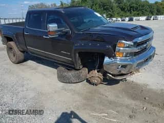 2018 Chevrolet Silverado 2500HD LTZ с VIN 1GC1KWEYXJF165780, выставлен на аукционе IAAI как лот 43223310 с пробегом 111 028 миль миль и . История ставок и продаж доступна на DreamBid. Изображение 1.