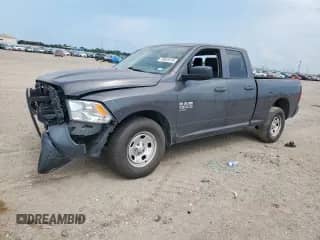 2020 Ram 1500 Tradesman z VIN 1C6RR6FG8LS138437, wystawiony jako Copart lot #69855915 z przebiegiem 104 533 mil mil oraz Szkoda całkowita • Salvage title. Historia ofert i sprzedaży dostępna na DreamBid. Obrazek 1.