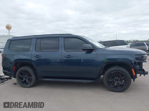 ✅ 2023 Jeep Wagoneer Series II Carbide • VIN: 1C4SJUBP7PS563049 • Лот: 41975373. Опубликован ранее на IAAI с пробегом Не указан. Бесплатный доступ к архиву аукционных продаж из США и подробный отчёт об истории автомобиля на DreamBid. Изображение 14.