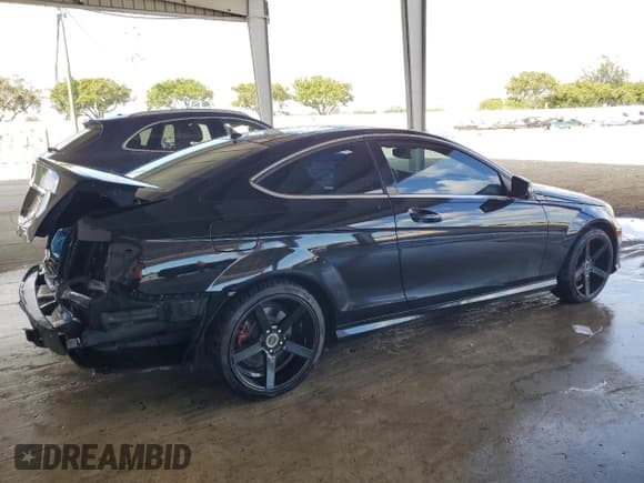 ✅ 2013 Mercedes-Benz C 250 • VIN: WDDGJ4HB9DG097923 • Lot: 93489825. Wystawiony na Copart z przebiegiem 136 056 mil. Bezpłatny archiwum sprzedaży aukcyjnych z USA i szczegółowy raport historii pojazdu na DreamBid. Zdjęcie 3.