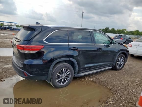 ✅ 2018 Toyota Highlander SE • VIN: 5TDJZRFH0JS882572 • Лот: 70714945. Опубликован ранее на Copart с пробегом 45 078 миль. Бесплатный доступ к архиву аукционных продаж из США и подробный отчёт об истории автомобиля на DreamBid. Изображение 3.