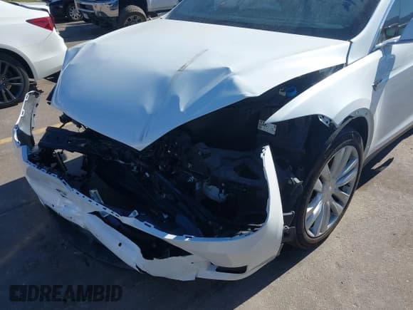 ✅ 2016 Tesla Model X P90D • VIN: 5YJXCAE40GF014533 • Lot: 42127096. Wystawiony na IAAI z przebiegiem 77 281 mil. Bezpłatny archiwum sprzedaży aukcyjnych z USA i szczegółowy raport historii pojazdu na DreamBid. Zdjęcie 6.