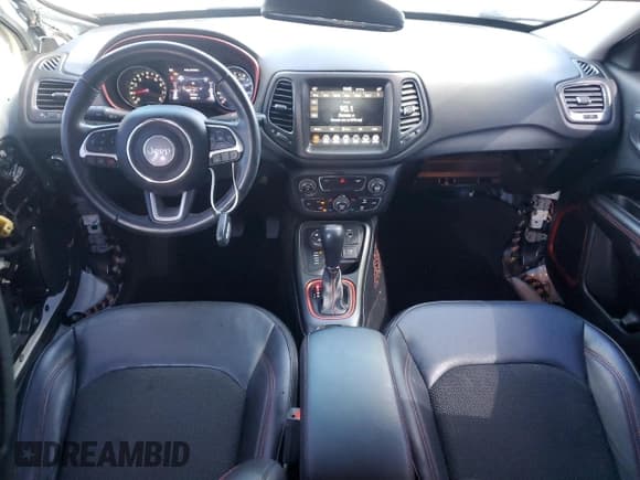 ✅ 2020 Jeep Compass Trailhawk • VIN: 3C4NJDDBXLT220856 • Lot: 85345615. Wystawiony na Copart z przebiegiem 59 093 mil. Bezpłatny archiwum sprzedaży aukcyjnych z USA i szczegółowy raport historii pojazdu na DreamBid. Zdjęcie 8.