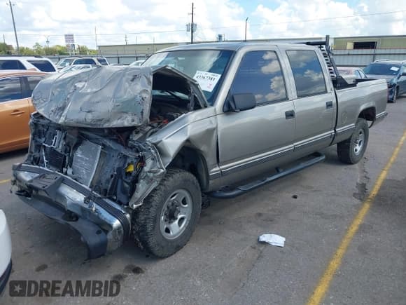 ✅ 1999 Chevrolet Silverado 2500 • VIN: 1GCGC23R0XF038900 • Lot: 43395745. Wystawiony na IAAI z przebiegiem 339 421 mil. Bezpłatny archiwum sprzedaży aukcyjnych z USA i szczegółowy raport historii pojazdu na DreamBid. Zdjęcie 2.