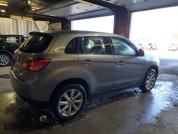 2015 Mitsubishi Outlander ES с VIN 4A4AP3AU8FE060406, выставлен на аукционе Copart как лот 87388425 с пробегом 101 455 миль миль и Списание • Salvage title. История ставок и продаж доступна на DreamBid. Изображение 3.