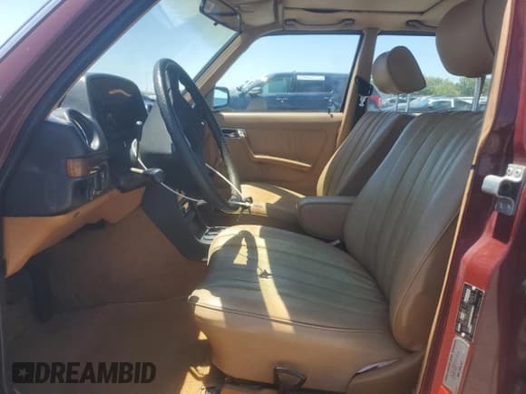 ✅ 1981 Mercedes-Benz 240 • VIN: WDBAB23A5BB239807 • Lot: 64985295. Wystawiony na Copart z przebiegiem 205 285 mil. Bezpłatny archiwum sprzedaży aukcyjnych z USA i szczegółowy raport historii pojazdu na DreamBid. Zdjęcie 7.