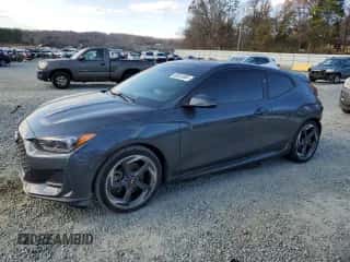 2019 Hyundai Veloster Turbo z VIN KMHTH6AB3KU012577, wystawiony jako Copart lot #83041064 z przebiegiem 100 042 mil mil oraz Szkoda całkowita • Salvage title. Historia ofert i sprzedaży dostępna na DreamBid. Obrazek 1.