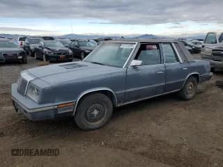 ✅ 1985 Chrysler LeBaron • VIN: 1C3BC56E7FF223422 • Lot: 92723285. Wystawiony na Copart z przebiegiem 78 886 mil. Bezpłatny archiwum sprzedaży aukcyjnych z USA i szczegółowy raport historii pojazdu na DreamBid. Zdjęcie 1.