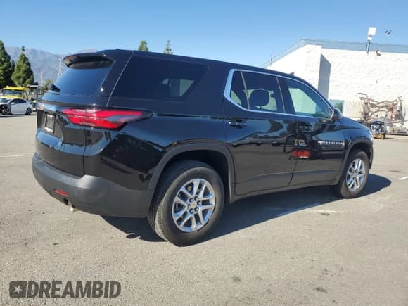 ✅ 2023 Chevrolet Traverse LS • VIN: 1GNERFKW1PJ144698 • Lot: 82532785. Wystawiony na Copart z przebiegiem 20 493 mil. Bezpłatny archiwum sprzedaży aukcyjnych z USA i szczegółowy raport historii pojazdu na DreamBid. Zdjęcie 3.