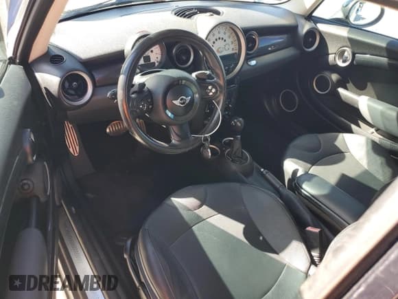 ✅ 2011 MINI Hardtop S • VIN: WMWSV3C58BTY11594 • Lot: 82583025. Listed on Copart with 98,138 mi. Free auction sales archive from the USA and detailed vehicle history report at DreamBid. Image 8.