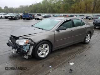 2011 Chevrolet Malibu 1LS z VIN 1G1ZB5E18BF124610, wystawiony jako Copart lot #82308975 z przebiegiem 95 962 mil mil oraz Szkoda całkowita • Salvage title. Historia ofert i sprzedaży dostępna na DreamBid. Obrazek 1.