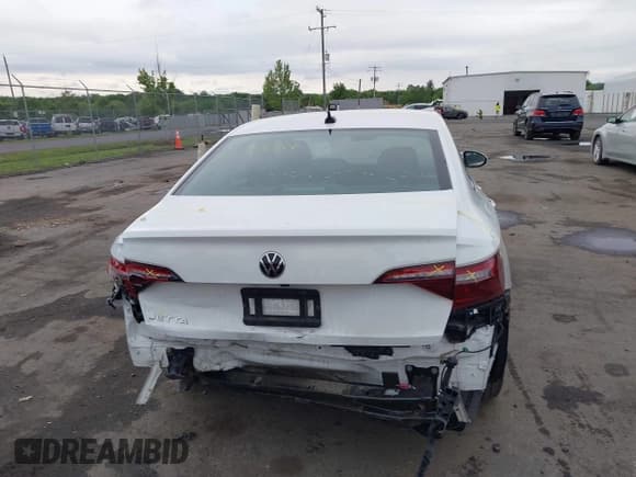 ✅ 2022 Volkswagen Jetta S • VIN: 3VWCM7BU0NM016033 • Lot: 42213689. Wystawiony na IAAI z przebiegiem 59 631 mil. Bezpłatny archiwum sprzedaży aukcyjnych z USA i szczegółowy raport historii pojazdu na DreamBid. Zdjęcie 16.