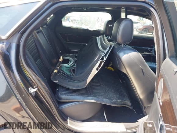 ✅ 2016 Jaguar XJ Portfolio • VIN: SAJWJ2GD1G8V99581 • Lot: 43104150. Wystawiony na IAAI z przebiegiem Nie podano. Bezpłatny archiwum sprzedaży aukcyjnych z USA i szczegółowy raport historii pojazdu na DreamBid. Zdjęcie 8.