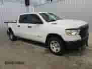 2022 Ram 1500 Tradesman z VIN 1C6SRFNT7NN438519, wystawiony jako Copart lot #54878955 z przebiegiem 50 621 mil mil oraz Czysty tytuł • Clean title. Historia ofert i sprzedaży dostępna na DreamBid. Obrazek 4.