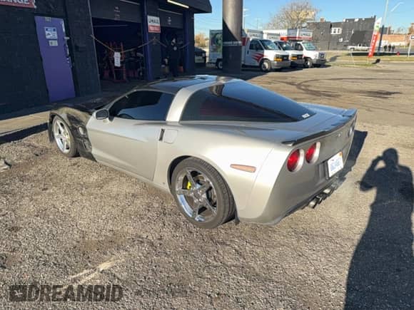 2007 Chevrolet Corvette z VIN 1G1YY26U475107303, wystawiony jako Copart lot #91563725 z przebiegiem Nie podano mil oraz Czysty tytuł • Clean title. Historia ofert i sprzedaży dostępna na DreamBid. Obrazek 3.