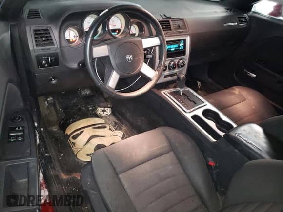 ✅ 2009 Dodge Challenger SE • VIN: 2B3LJ44V79H604775 • Lot: 42008435. Wystawiony na Copart z przebiegiem 127 809 mil. Bezpłatny archiwum sprzedaży aukcyjnych z USA i szczegółowy raport historii pojazdu na DreamBid. Zdjęcie 8.