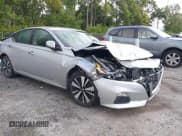 ✅ 2021 Nissan Altima SV • VIN: 1N4BL4DV5MN334620 • Lot: 43663401. Wystawiony na IAAI z przebiegiem 105 075 mil. Bezpłatny archiwum sprzedaży aukcyjnych z USA i szczegółowy raport historii pojazdu na DreamBid. Zdjęcie 1.