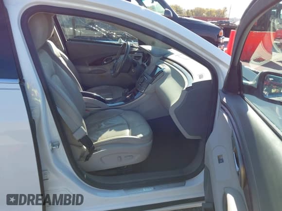 ✅ 2013 Buick LaCrosse Leather • VIN: 1G4GC5ER0DF327944 • Lot: 43626737. Wystawiony na IAAI z przebiegiem 54 691 mil. Bezpłatny archiwum sprzedaży aukcyjnych z USA i szczegółowy raport historii pojazdu na DreamBid. Zdjęcie 5.