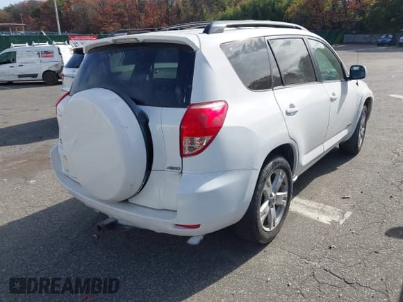 ✅ 2007 Toyota RAV4 Sport • VIN: JTMBK32V676013209 • Lot: 43617615. Wystawiony na IAAI z przebiegiem 190 522 mil. Bezpłatny archiwum sprzedaży aukcyjnych z USA i szczegółowy raport historii pojazdu na DreamBid. Zdjęcie 4.