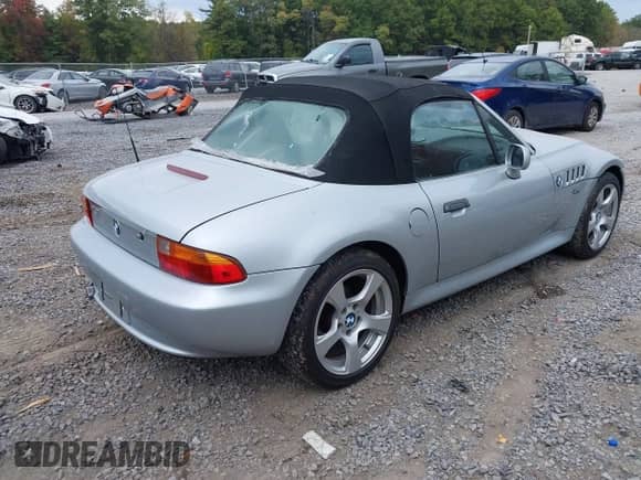 1998 BMW 3 Series Z3 1.9 with VIN 4USCH7332WLD16671, listed as a IAAI auction lot 43366446 with 120,364 mi miles and . Bid and sale history available at DreamBid. Image 4.