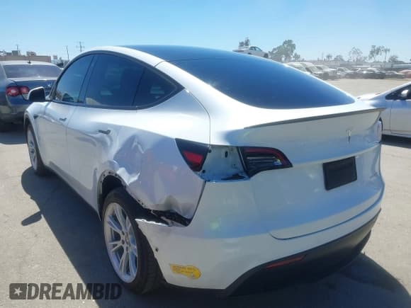 ✅ 2022 Tesla Model Y Long Range • VIN: 7SAYGDEE6NF423753 • Lot: 43165902. Wystawiony na IAAI z przebiegiem 52 678 mil. Bezpłatny archiwum sprzedaży aukcyjnych z USA i szczegółowy raport historii pojazdu na DreamBid. Zdjęcie 3.