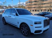 ✅ 2022 Rolls-Royce Cullinan Black Badge • VIN: SLATV8C02NU212169 • Lot: 45190395. Wystawiony na Copart z przebiegiem 5 245 mil. Bezpłatny archiwum sprzedaży aukcyjnych z USA i szczegółowy raport historii pojazdu na DreamBid. Zdjęcie 1.