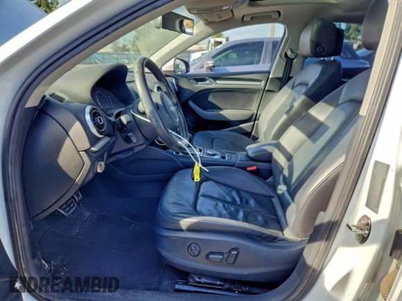 ✅ 2015 Audi A3 Premium • VIN: WAUACGFF8F1002286 • Lot: 93831885. Wystawiony na Copart z przebiegiem 92 398 mil. Bezpłatny archiwum sprzedaży aukcyjnych z USA i szczegółowy raport historii pojazdu na DreamBid. Zdjęcie 7.