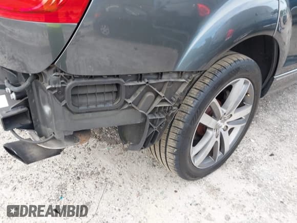 ✅ 2015 Audi Q7 Premium Plus • VIN: WA1LGAFE9FD011947 • Lot: 43247517. Wystawiony na IAAI z przebiegiem 155 335 mil. Bezpłatny archiwum sprzedaży aukcyjnych z USA i szczegółowy raport historii pojazdu na DreamBid. Zdjęcie 6.