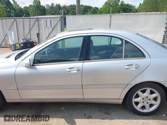 ✅ 2003 Mercedes-Benz C 320 • VIN: WDBRF64J73F341438 • Lot: 42371572. Wystawiony na IAAI z przebiegiem 228 061 mil. Bezpłatny archiwum sprzedaży aukcyjnych z USA i szczegółowy raport historii pojazdu na DreamBid. Zdjęcie 15.