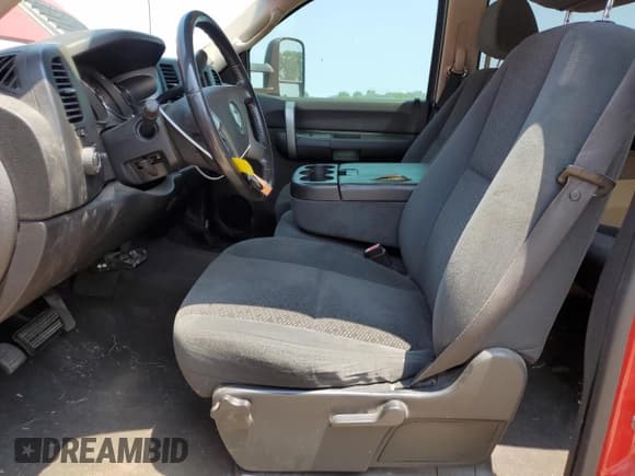 ✅ 2007 Chevrolet Silverado 2500HD 1LT • VIN: 1GCHC23K97F505321 • Lot: 58140565. Wystawiony na Copart z przebiegiem 255 950 mil. Bezpłatny archiwum sprzedaży aukcyjnych z USA i szczegółowy raport historii pojazdu na DreamBid. Zdjęcie 7.