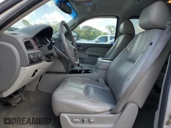 ✅ 2011 Chevrolet Suburban LT • VIN: 1GNSKJE35BR394032 • Lot: 59235184. Wystawiony na Copart z przebiegiem 248 979 mil. Bezpłatny archiwum sprzedaży aukcyjnych z USA i szczegółowy raport historii pojazdu na DreamBid. Zdjęcie 7.