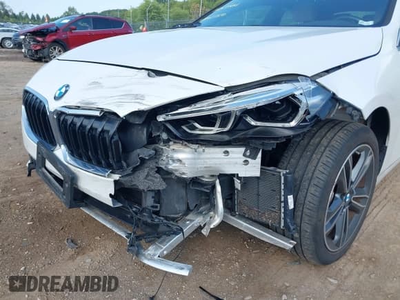 ✅ 2022 BMW 2 Series 228i • VIN: WBA53AK01N7K13261 • Lot: 42998411. Wystawiony na IAAI z przebiegiem 50 040 mil. Bezpłatny archiwum sprzedaży aukcyjnych z USA i szczegółowy raport historii pojazdu na DreamBid. Zdjęcie 6.