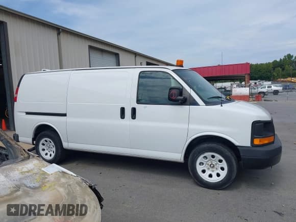✅ 2010 GMC Savana • VIN: 1GTUHAD40A1144723 • Lot: 43220244. Wystawiony na IAAI z przebiegiem 320 975 mil. Bezpłatny archiwum sprzedaży aukcyjnych z USA i szczegółowy raport historii pojazdu na DreamBid. Zdjęcie 13.