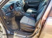 ✅ 2013 Kia Sorento SX • VIN: 5XYKWDA21DG367116 • Lot: 84966845. Wystawiony na Copart z przebiegiem 154 726 mil. Bezpłatny archiwum sprzedaży aukcyjnych z USA i szczegółowy raport historii pojazdu na DreamBid. Zdjęcie 7.