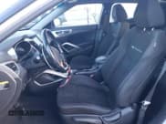 ✅ 2017 Hyundai Veloster • VIN: KMHTC6AD1HU317925 • Lot: 82590044. Wystawiony na Copart z przebiegiem 112 732 mil. Bezpłatny archiwum sprzedaży aukcyjnych z USA i szczegółowy raport historii pojazdu na DreamBid. Zdjęcie 7.